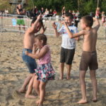 Na obrazku tańczy grupa dzieci
