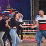 Na obrazku tańczy grupa ludzi